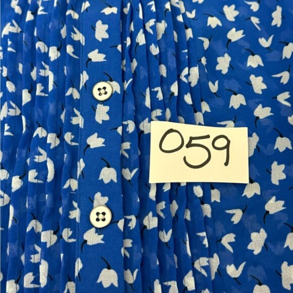 O-59 CAbi Blue White & Black Floral Pleated Front Sleeveless Button‎ Down Blouse - Picture 13 of 15